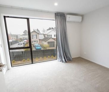 Modern 3-Bedroom Townhouse in Mangere Bridge - Photo 1