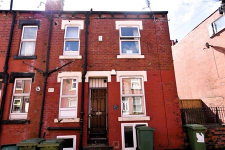 3 bedroom House in Harold Terrace, Leeds - Photo 4