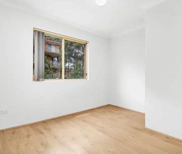 “SHORT WALK TO STATION &amp; AMENITIES!” - Photo 1