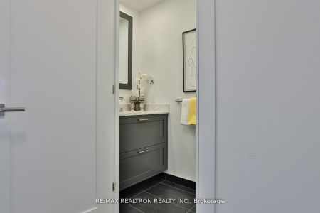 For Lease - 10 Inn On The Park Drive Unit# 901, Toronto, Ontario - Photo 3