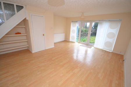 3 bed Link Detached for Rent - Photo 2