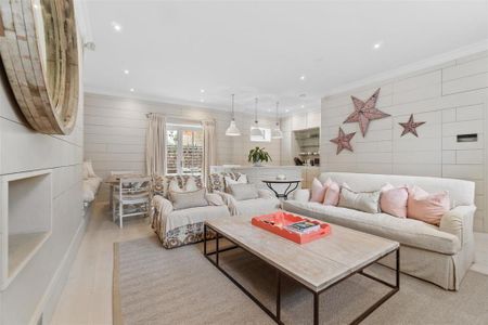 3 bedroom mews to rent - Photo 5