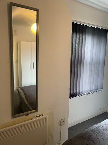 Studio Flat, Conference Road, LS12 - Photo 2
