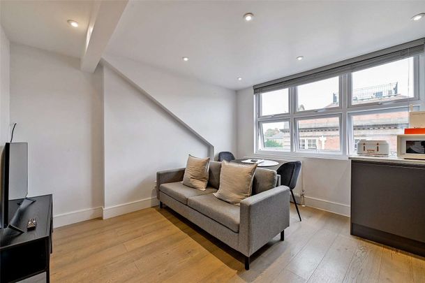 A modern top floor one bedroom apartment with off-street parking in the heart of Windsor town. - Photo 1