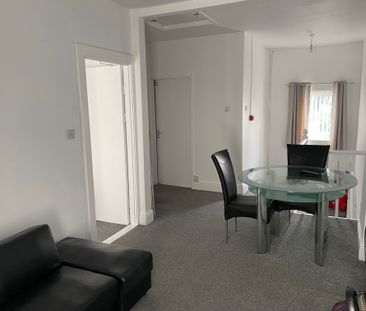 This Victorian townhouse is just a 2 minute walk to Singleton Park ... - Photo 2