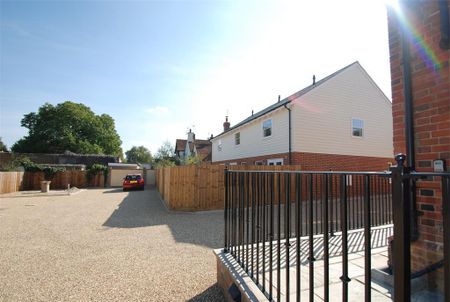 2 bedroom end of terrace house to rent - Photo 2