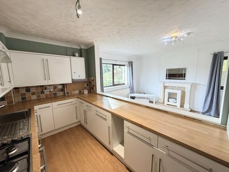 2 bedroom ground floor flat to rent - Photo 5