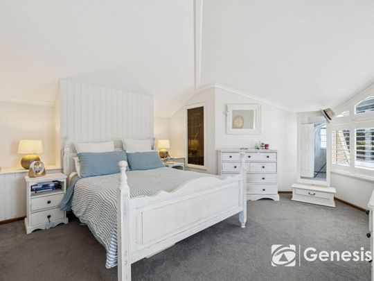 Lakefront Living: Stunning 4-Bedroom Home in Edgewater - Photo 1