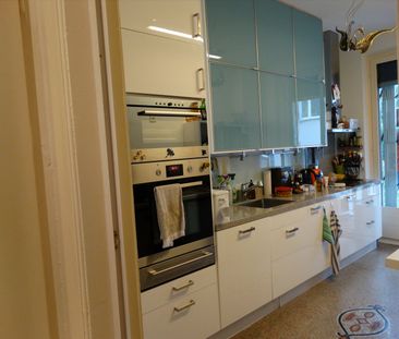 "Charmante 2.5-Zimmer-Altbauwohnung mit Balkon an zentraler Lage in... - Photo 1