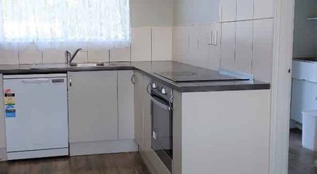 Sunny Three-Bedroom Family Home - Photo 5