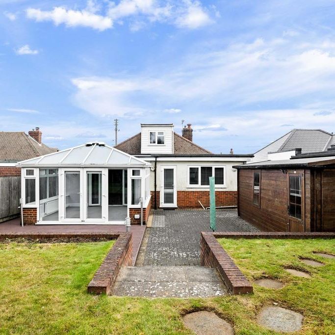 4 bedroom detached bungalow to rent - Photo 1