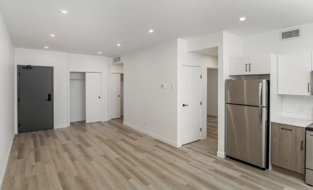 Bristol: Black Accents – 710 Westminster - Photo 1