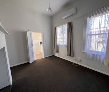 Tidy central three-bedroom Newtown flat for rent. - Photo 1