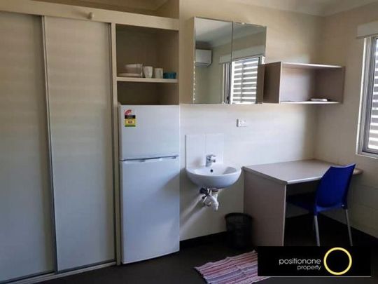 Large Single Room. Rent Includes Electricity, Wi Fi and Water – Bus stop at Front Door. - Photo 1