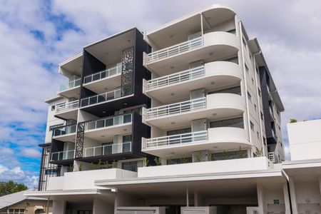 Stylish Inner-North Apartment with A/C, Balcony & Secure Parking - Photo 5