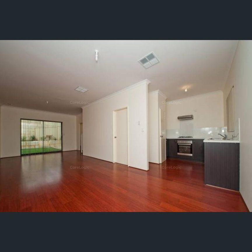 Quiet Two Storey Townhouse Retreat - Photo 1