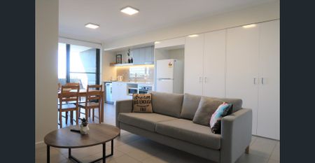 MODERN AND SPACIOUS - Photo 2