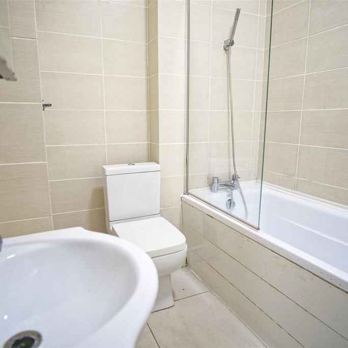 4 bedroom flat to rent - Photo 1