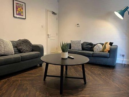 Scorer St // Bed & Bath // Available Now!, LN5 - Photo 2