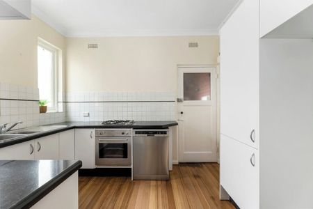 LARGE TWO BEDROOM ART DECO APARTMENT - Photo 4