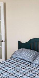 Grand appartement 4 1/2, plafonds 12 pieds, 2 chambres situé dans un Couvent au pittoresque village du Vieux Sainte-Rose Laval, 2250$ tout inclut - Photo 3