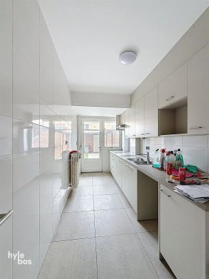 Uitzonderlijk groot gelijkvloers appartement met stadstuin en garage - Foto 1