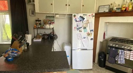 NICE AND TIDY 4x bedroom flat in a great location. - Photo 3