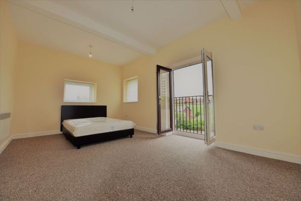 2 bedroom Flat in Flat 6, Leeds - Photo 1