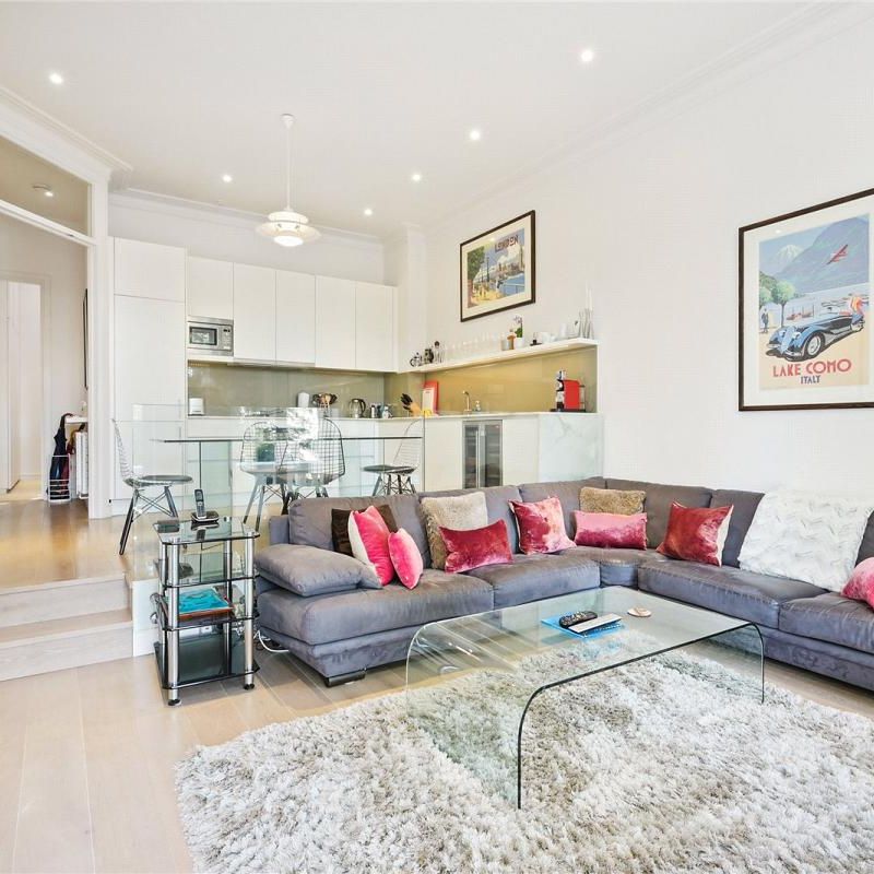 2 bedroom flat in Earls Court - Photo 1