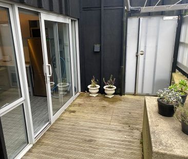 Cozy 1 bedroom flat in central Wellington Suburb - Photo 4