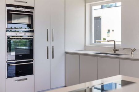 An exceptional contemporary home - Photo 4