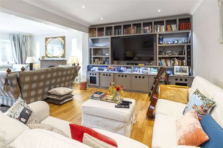 Set within private grounds, this outstanding detached family home offers substantial accommodation, superb entertaining space and a highly versatile layout. - Photo 2