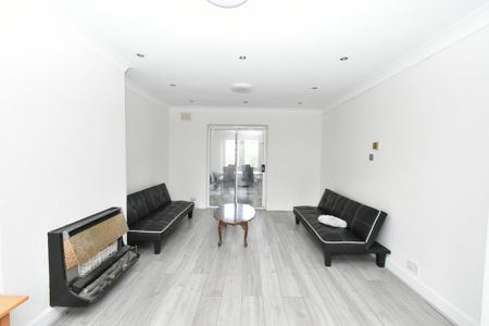 4 bedroom semi-detached house to rent - Photo 2