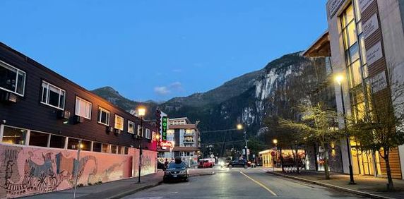 Downtown Squamish 2 Bedroom n Den - Photo 2