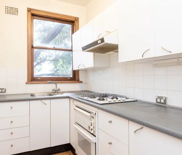 Art Deco Elegance in a Superb Lifestyle Setting - Photo 4