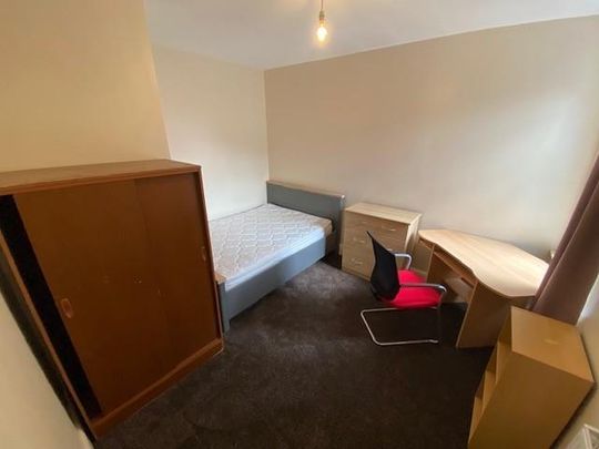 7 bedroom private hall to rent - Photo 1