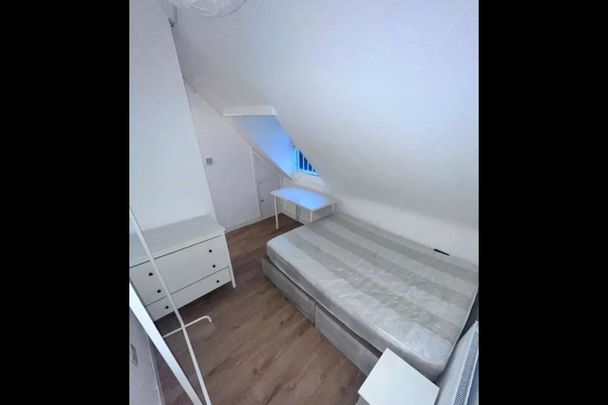 Room in a Shared House, Deptford High Street, SE8 - Photo 1