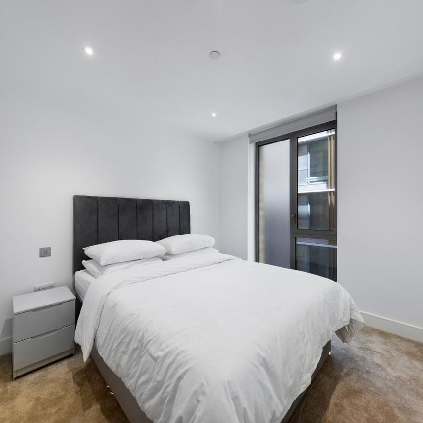 2 bedroom flat in London - Photo 1