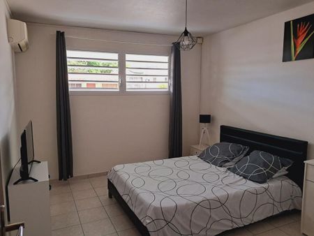 À LOUER - APPARTEMENT T2 MEUBLÉ - LES ABYMES (Secteur Bourg) - Photo 2