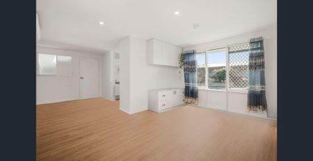 Comfortable 3-Bedroom Home in a Quiet Bidwill Location!! - Photo 2