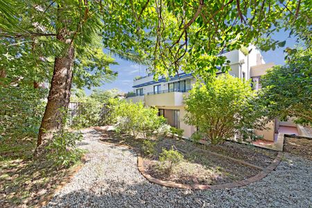 Oversized Ground-Floor Apartment with Large Courtyard in a Quiet Tree-Lined Street - Photo 5