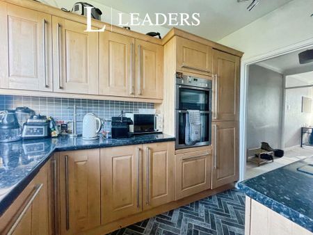 3 bedroom flat to rent - Photo 3