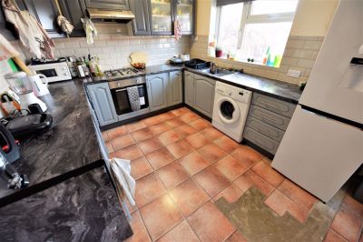 5 bedroom House in Howden Gardens, Leeds - Photo 2