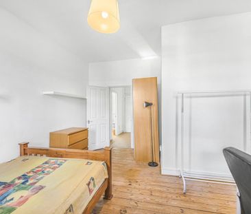 3 bedroom flat to rent - Photo 3