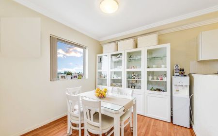 Spacious 3 Bedroom Apartment In Exceptional Location - Photo 2