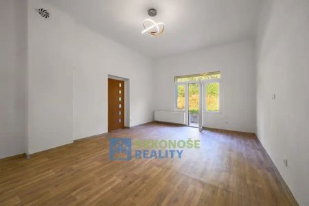 Slunný byt 3+kk po celkové renovaci s předzahrádkou v obci Stará Paka – ihned k pronájmu - Fotografie 5