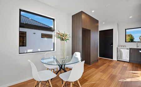 Stylish City-Fringe Living – Modern, Easy Care & Convenient! - Photo 3