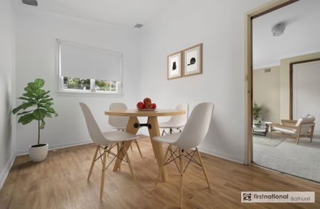 Charming 4-Bedroom Cottage - Photo 2