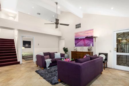 6 months lease only | Luxury Family Living in Court Location - Photo 3