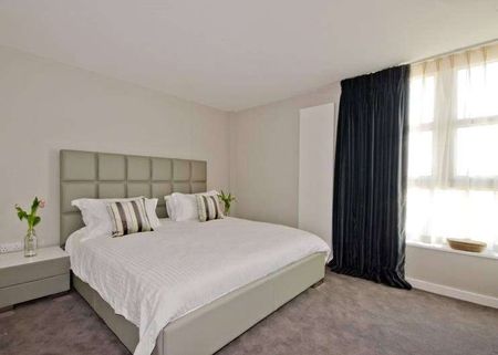 A stunning two bedroom apartment in central Putney. - Photo 4